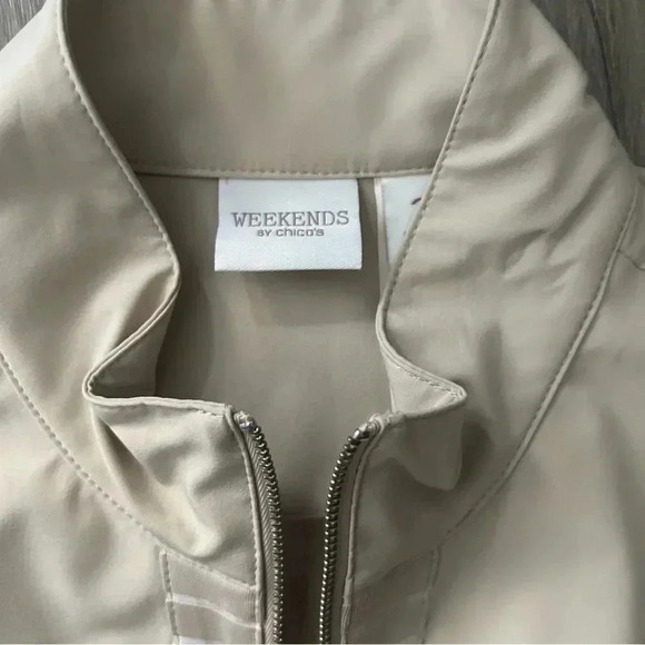 Women’s Chico’s Weekend Lightweight Beige Full Zip Golf Vest Size 2 - Picture 3 of 4